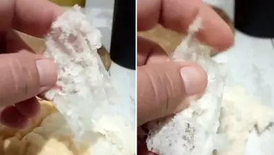 Aldığı ekmeğin içinden poşet çıktı