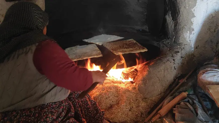 İmece usulü yufka mesaisi başladı: Aile bütçesine katkı sağlıyorlar 1 İmece usulü yufka mesaisi başladı: Aile bütçesine katkı sağlıyorlar 1