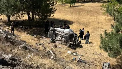Korkutan kaza: Şarampole devrilen hafif ticari araçtaki 3 kişi yaralandı