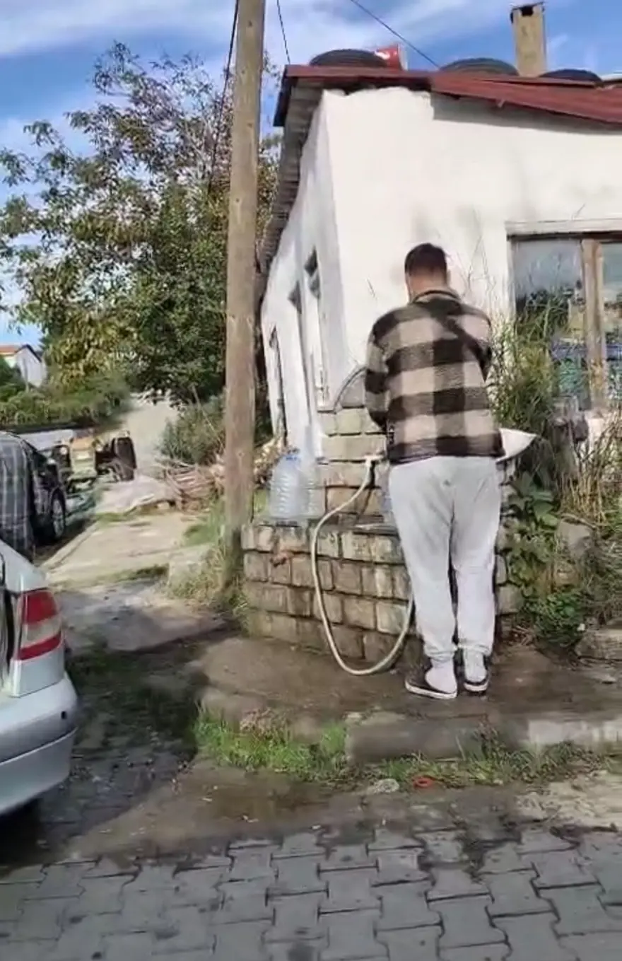 40 saattir su verilmiyor: İlçedeki çeşmelere gidiyorlar 1 40 saattir su verilmiyor: İlçedeki çeşmelere gidiyorlar 1