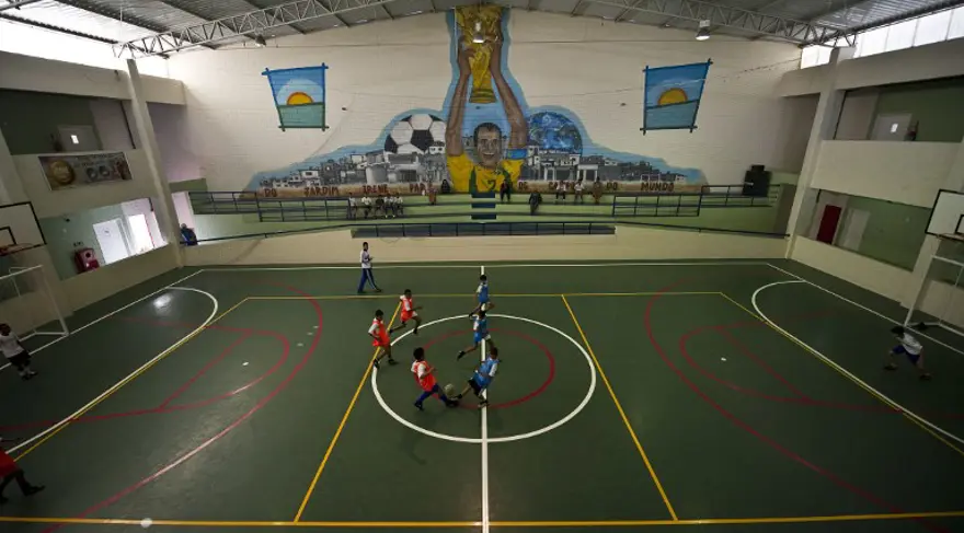 Efsane futbolcudan çocuklara destek 5