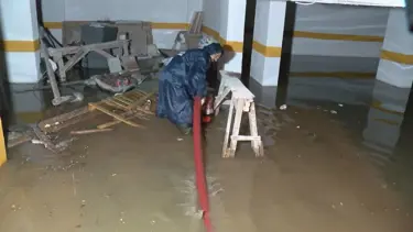 Pendik'te 6 katlı binanın girişini ve kapalı otoparkı su bastı