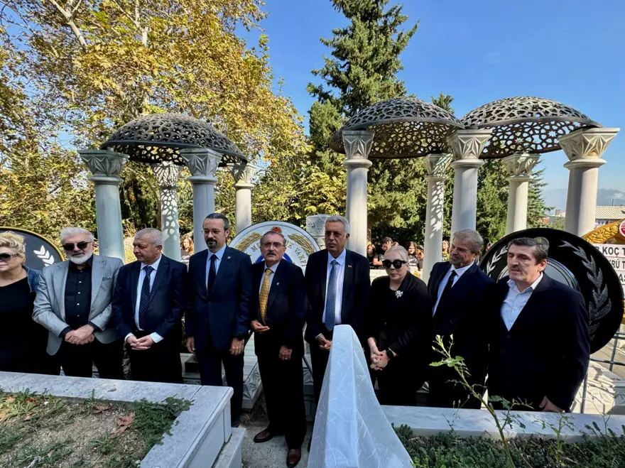 Zeki Müren vefatının 28'inci yılında mezarı başında anıldı 2 Zeki Müren vefatının 28'inci yılında mezarı başında anıldı 2