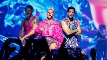 ABD'li şarkıcı Pink konserlerinde yasaklı kitap dağıtacak