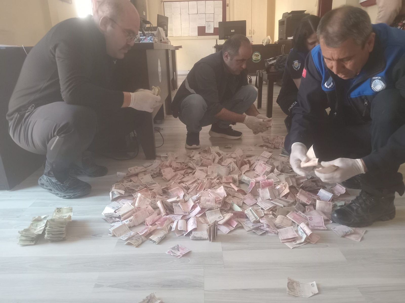 Dilencinin üzerinden çıkan parayı zabıtalar üç saatte saydı