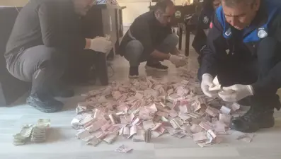Dilencinin üzerinden çıkan parayı zabıtalar üç saatte saydı