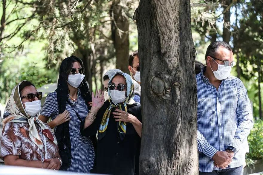 Ali Sunal: Sana olan özlemimi kelimelerle anlatamam (Kemal Sunal kabri başında anıldı) 1