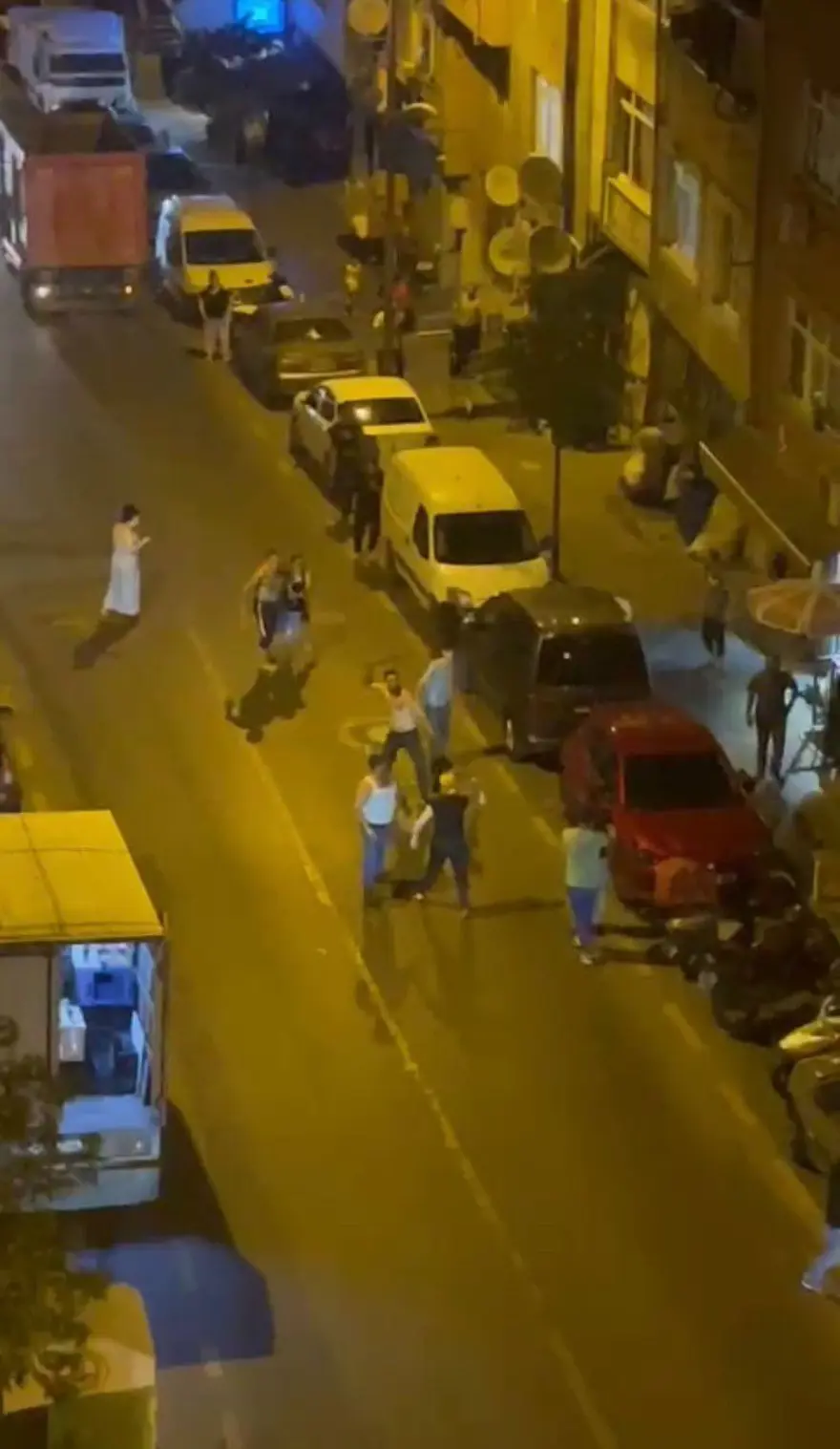 Akrabalar döner bıçaklarıyla birbirine girdi (Kavga alanında kaza yapan kuryeyi de dövdüler) 4 Akrabalar döner bıçaklarıyla birbirine girdi (Kavga alanında kaza yapan kuryeyi de dövdüler) 4