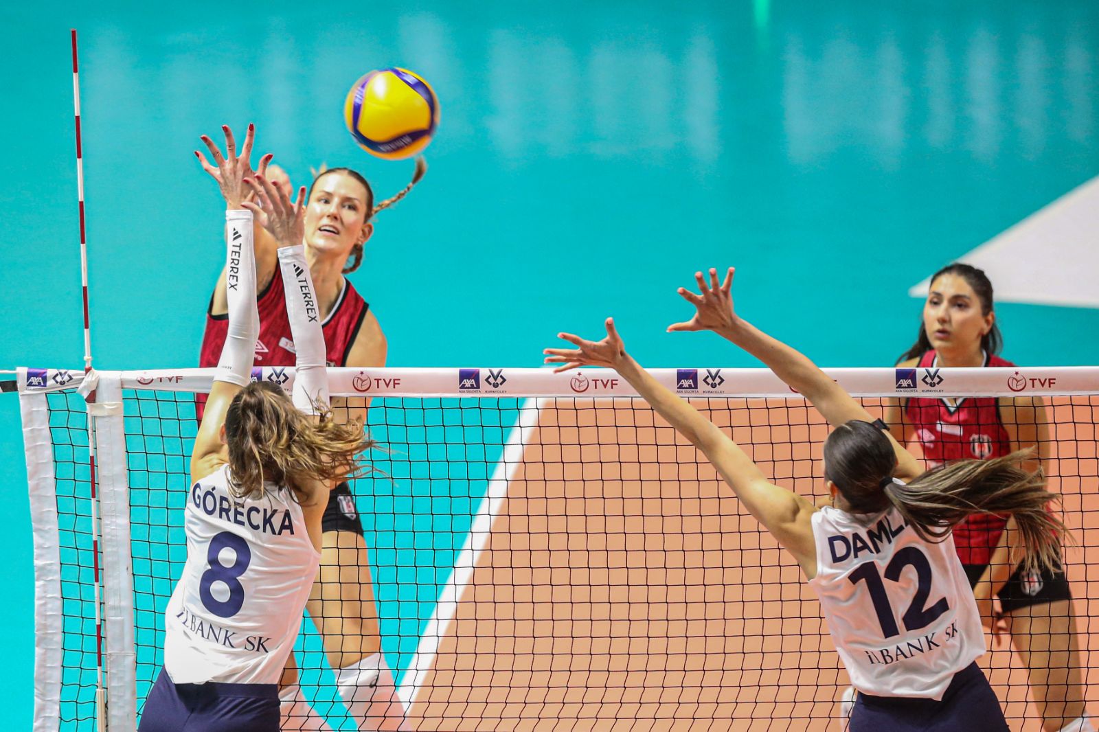 Beşiktaş, Sultanlar Ligi'ne galibiyetle başladı