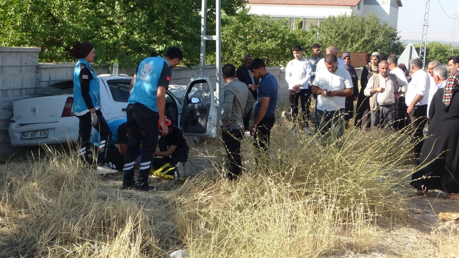 Bahçe duvarına çarptı: Anne ve 3 çocuk hastaneye kaldırıldı