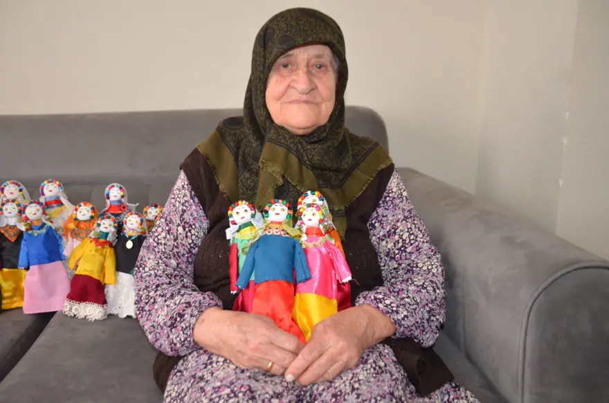 93 yaşındaki Şerife nine çocuklar için yapıyor: "Kimseye parayla satmıyorum" 