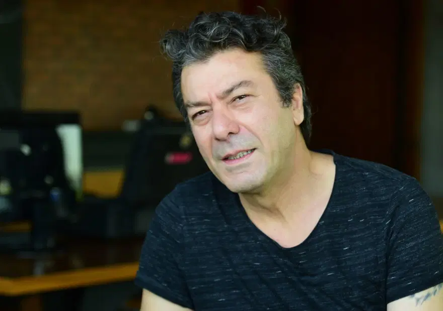 Kazara Aşk'ın Tahsin'i Uğur Çavuşoğlu: Sanat paylaşınca gerçek değerine kavuşuyor 2 Kazara Aşk'ın Tahsin'i Uğur Çavuşoğlu: Sanat paylaşınca gerçek değerine kavuşuyor 2