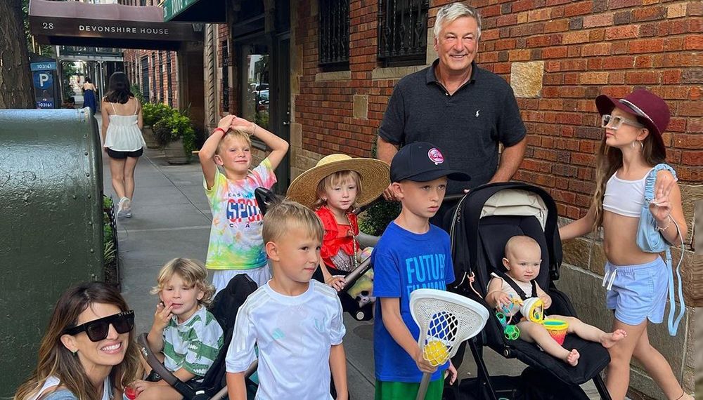 Alec Baldwin'den eşi ve çocuklarıyla mutlu aile pozu
