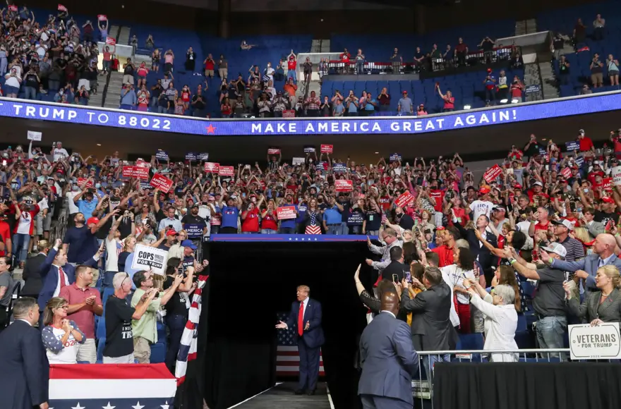 Trump'ın mitingi sonrası onlarca görevliye karantina 1