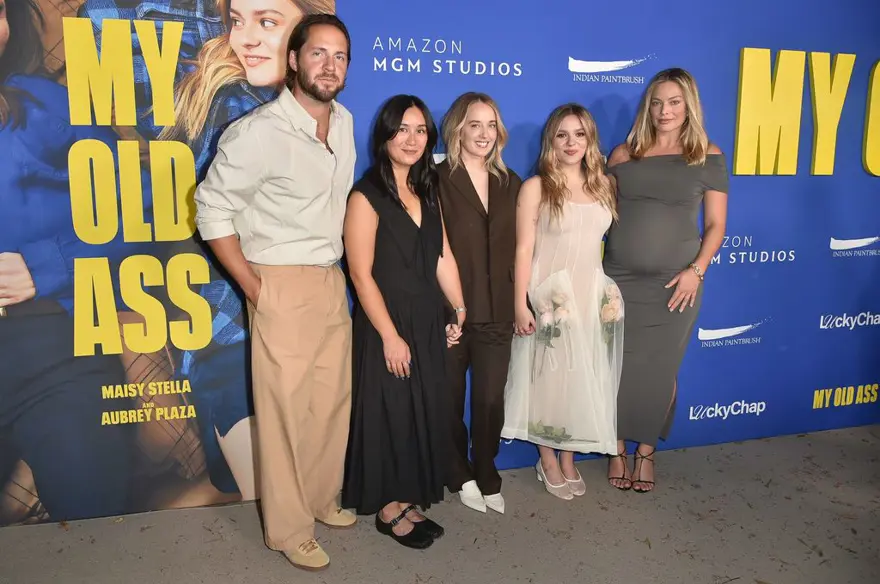 Karnı burnunda Margot Robbie kırmızı halıda 2