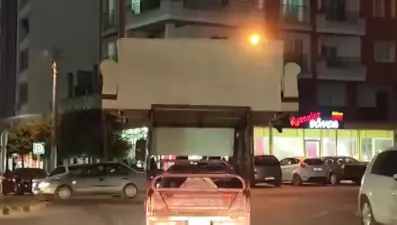 Böylesi görülmedi! Motosiklet üzerinde koltuk taşıdı