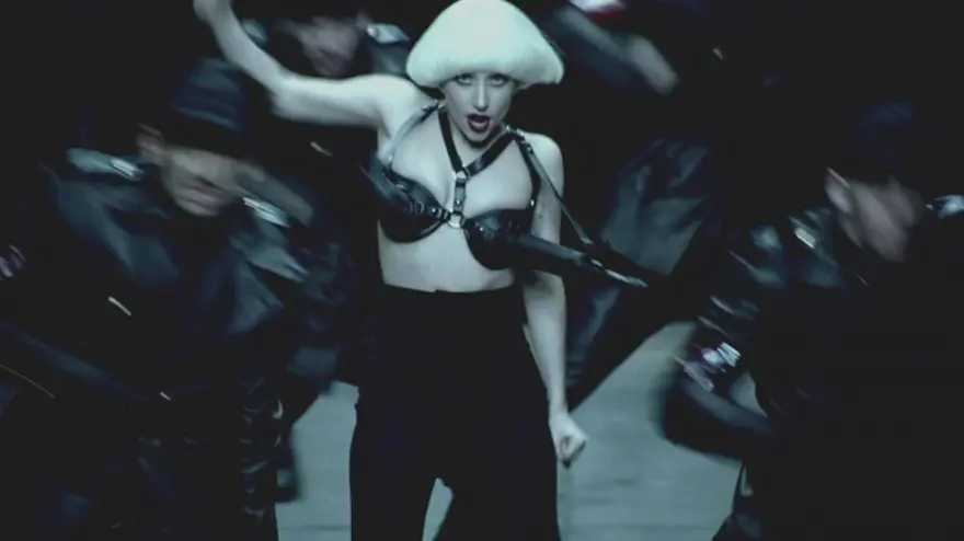 Gaga'dan homoerotik bir askeri fantezi 42