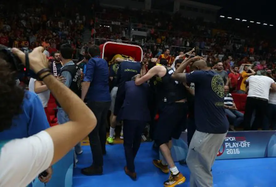 Fenerbahçe Kulübü: Sarı kırmızılı bir taraftar Obradovic'e tükürdü 4