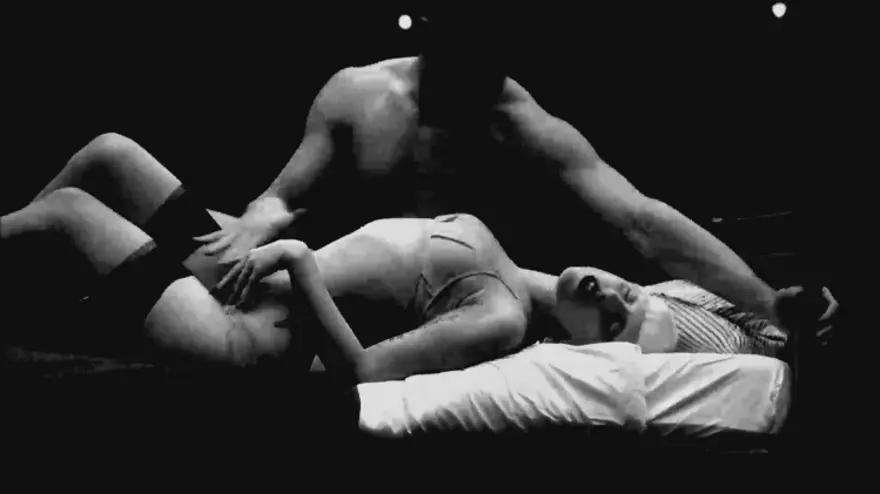 Gaga'dan homoerotik bir askeri fantezi 43