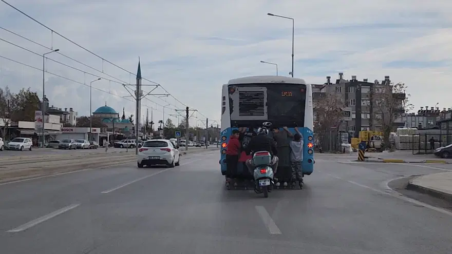 Otobüse tutunan patenli çocukların tehlikeli yolculuğu 