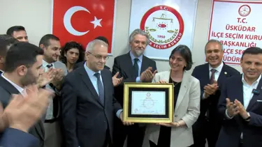 Üsküdar Belediye Başkanı Sinem Dedetaş mazbatasını aldı