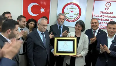 Üsküdar Belediye Başkanı Sinem Dedetaş mazbatasını aldı