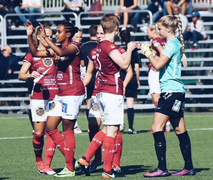 İsveç, Müslüman olan kadın futbolcuyu konuşuyor 6