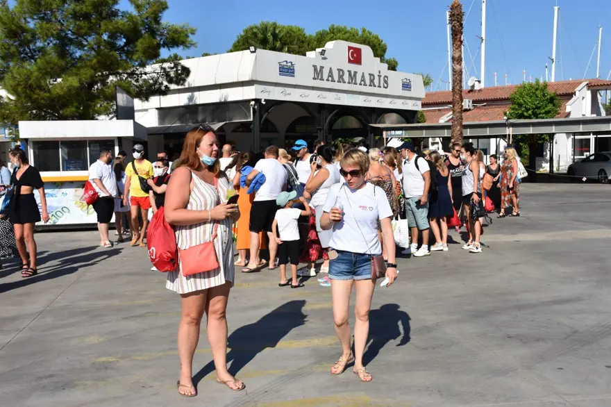 21 ay sonra sezonun ilk kruvaziyer gemisi: 'Blue Sapphire' Marmaris'te 8