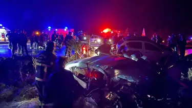 Zincirleme trafik kazası sonrası ortalık savaş alanına döndü: 1 ölü, 7 yaralı