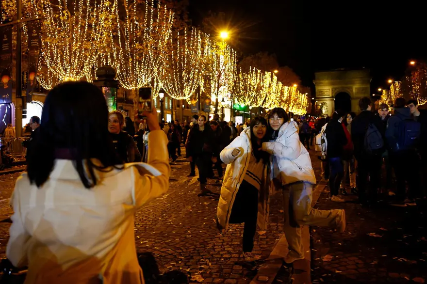 Dünyayı yeni yıl heyecanı sardı: Paris'in en ünlü caddesinden renkli görüntüler! 4
