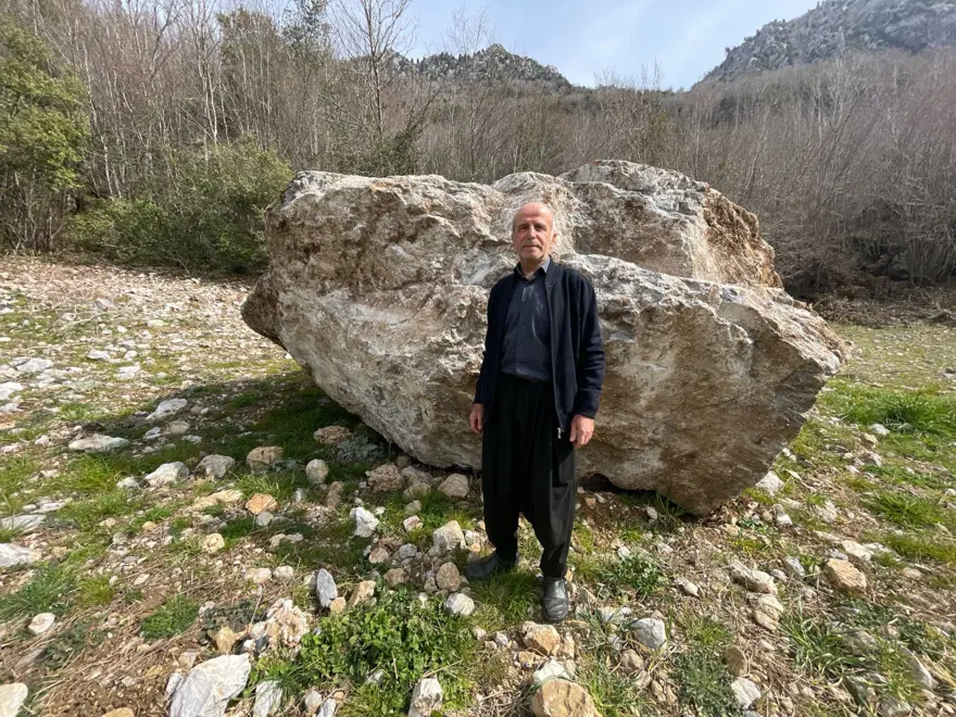 Osmaniye'de depremde dağdan kopan kaya, eve 20 metre kala durdu 5