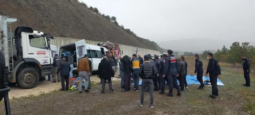 Servis minibüsüyle kamyonet çarpıştı: 2 ölü, 11 yaralı Servis minibüsüyle kamyonet çarpıştı: 2 ölü, 11 yaralı