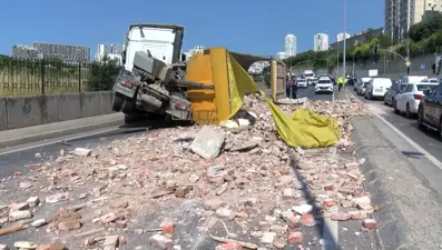 Moloz yüklü kamyon devrildi: Maltepe yönü trafiğe kapatıldı