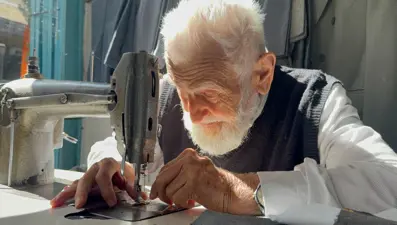 1950 yılında mesleğe başladı: Gözlüksüz dikiş yapıyor