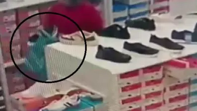 AVM'ye dadandı, beş mağazadan hırsızlık yaptı