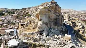 Nevşehir'de Kadıkalesi'nden kopan kaya parçası düştü