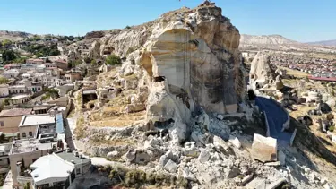 Nevşehir'de Kadıkalesi'nden kopan kaya parçası düştü