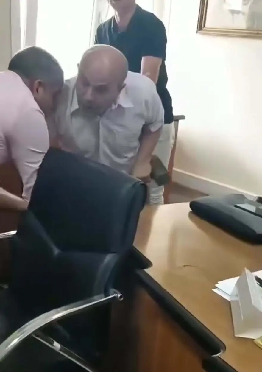 Makam odasında balyozlu saldırı 1 Makam odasında balyozlu saldırı 1