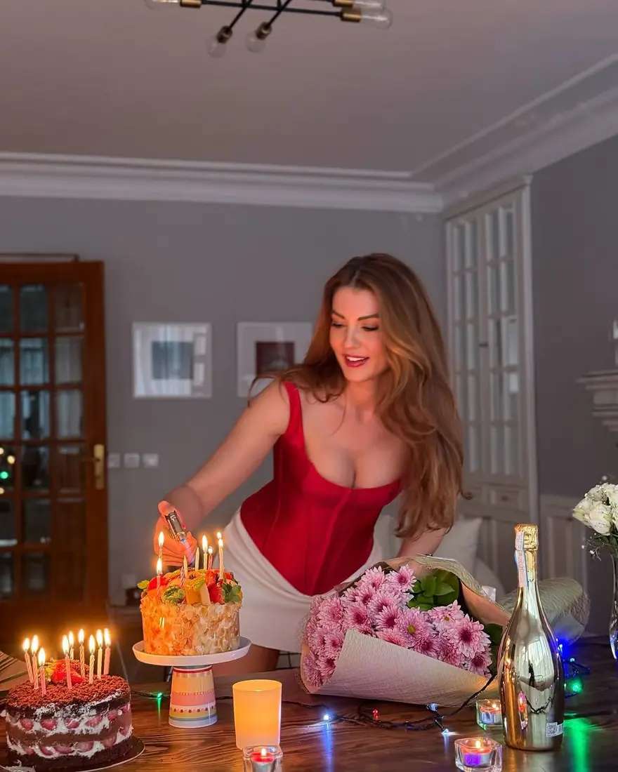 PASTASININ MUMLARINI ÜFLERKEN POZ VERDİ 2