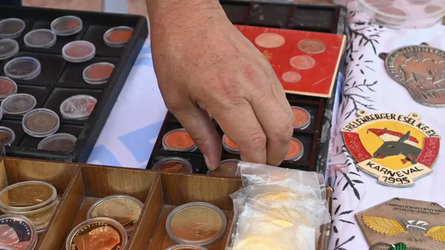 Pazar tezgahında para satıyor: 54 sene biriktirdi şimdi alıcı bekliyor 4