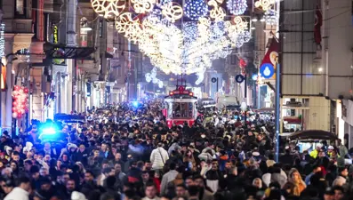 İstiklal Caddesi'nde yılbaşı yoğunluğu