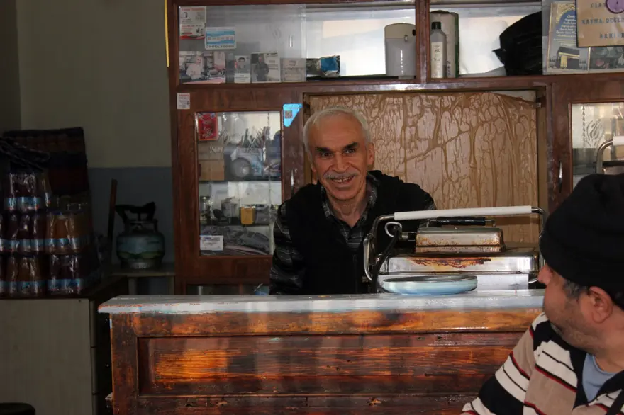 40 yıllık esnaf her gün 06.30’da dükkanını açıyor: Tostu 10 TL'ye satıyor 2