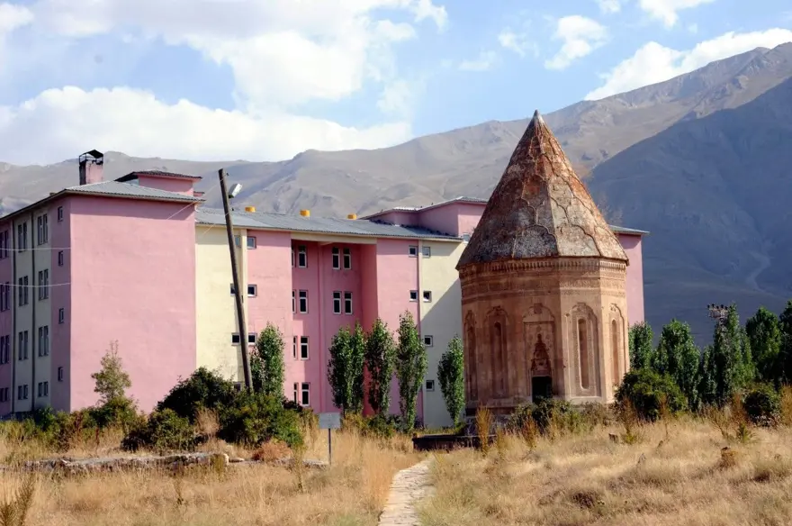700 yıllık kümbet 15 yıl sonra kurtuldu 