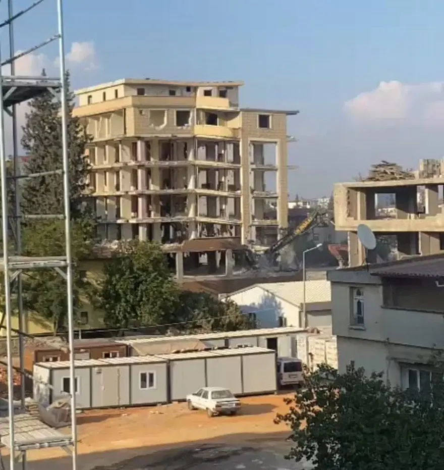 6 katlı bina yıkım sırasında çöktü 3