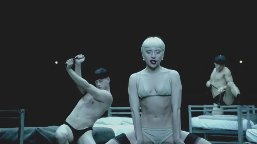 Gaga'dan homoerotik bir askeri fantezi 25