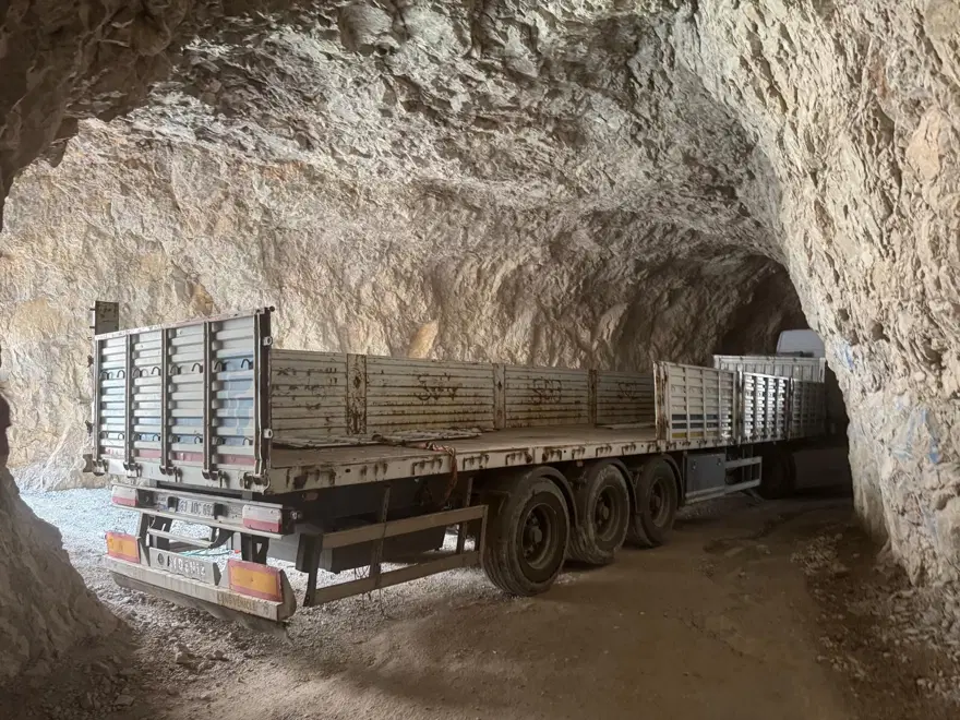 TIR tünelde sıkıştı: Tarihi yol ulaşıma kapandı 6 TIR tünelde sıkıştı: Tarihi yol ulaşıma kapandı 6