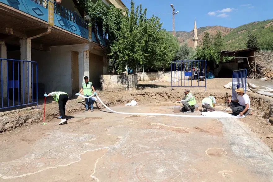 Kaçak kazıda bulunan mozaikler Zeugma Müzesi'ne taşınıyor 4 Kaçak kazıda bulunan mozaikler Zeugma Müzesi'ne taşınıyor 4