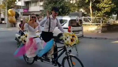 Bisiklet gelin arabası oldu: Konvoydakiler de bisikletlere bindi