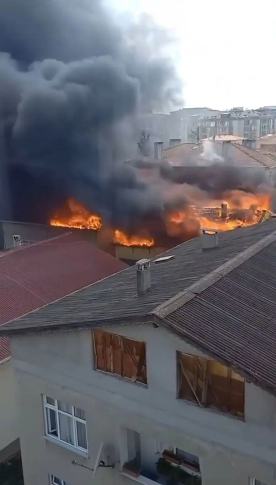 Tuzla'da tadilat sırasında yangın çıktı: 4 binanın çatısı alev alev yandı 3