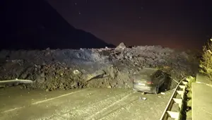 Artvin'de heyelan: Karadeniz Sahil Yolu'nun tek şeridi ulaşıma açıldı